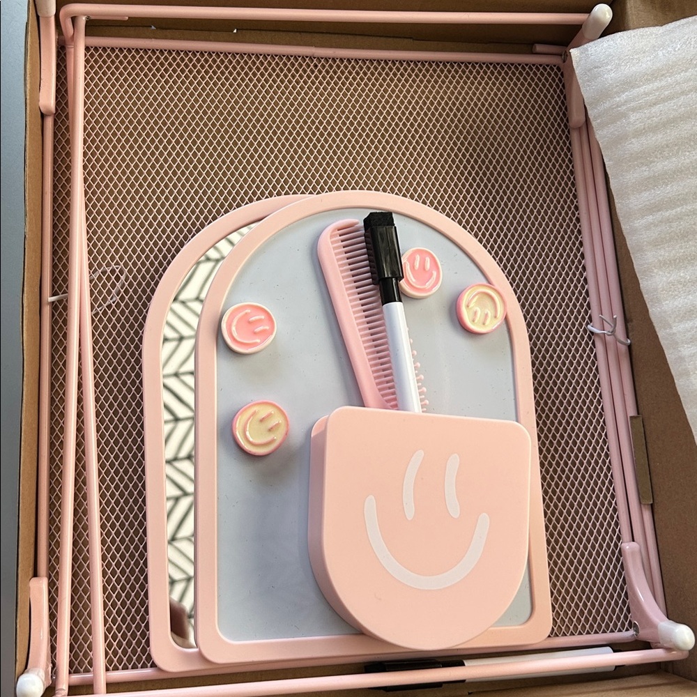 Pink girls locker Set with Smiley Accessories - Picture 6 of 7